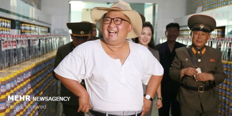 تیپ متفاوت رهبر کره در یک کارخانه‎ تولید ترشی+عکس