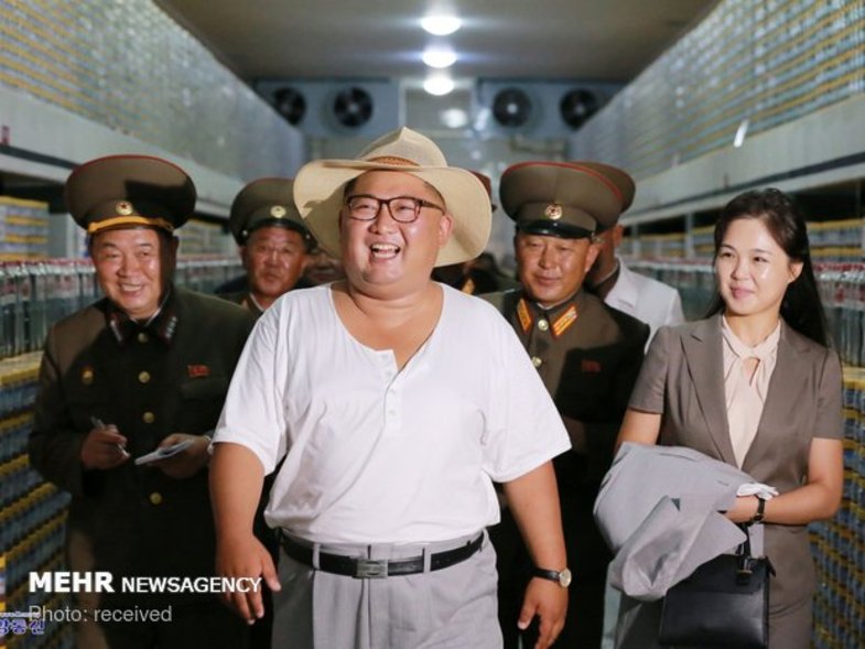 تیپ متفاوت رهبر کره در یک کارخانه‎ تولید ترشی+عکس