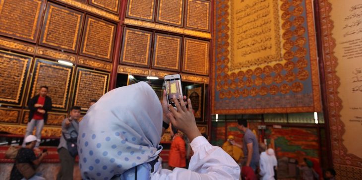 نمایش بزرگترین قرآن حکاکی شده بر روی چوب در اندونزی