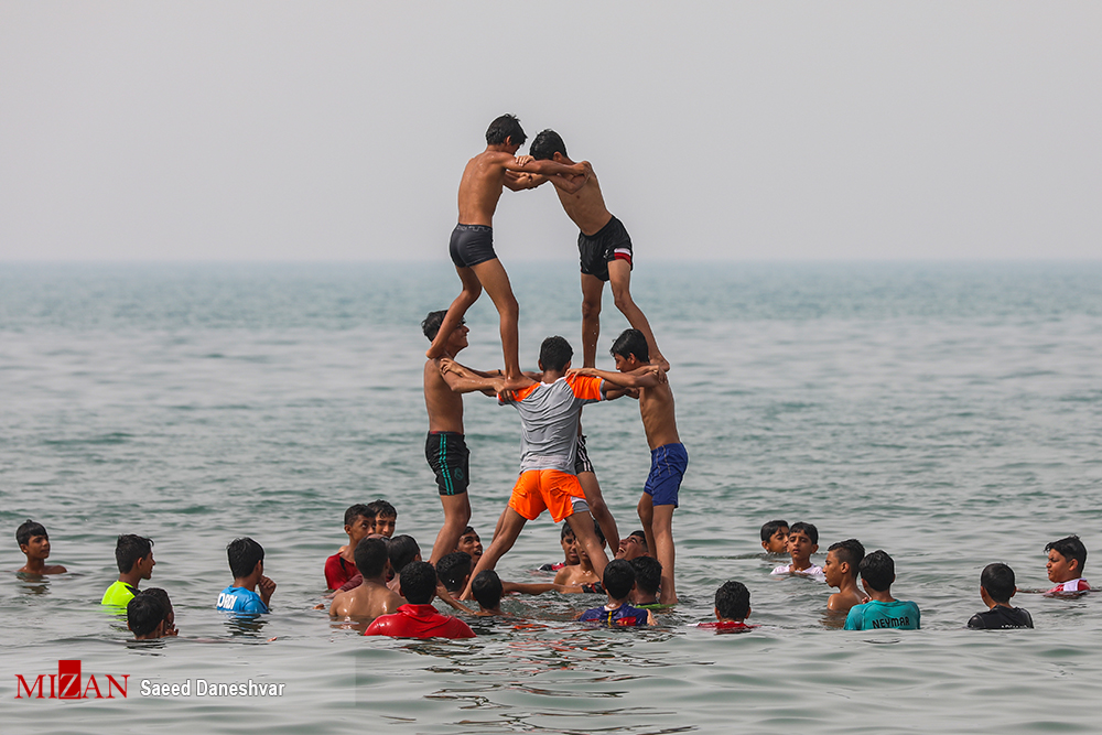 حرکت نمایشی نوجوانان در ساحل خلیج فارس +عکس