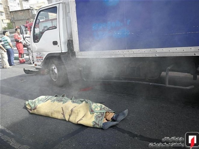 مرگ فجیع راننده کامیونت زیر قطعات خودرو +تصاویر