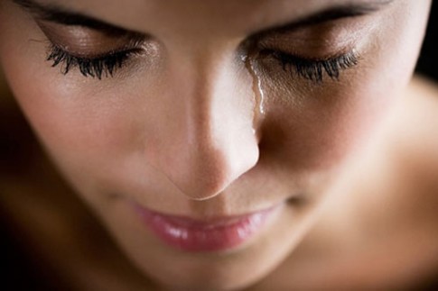 چرا زنان بیش از مردان گریه می کنند؟