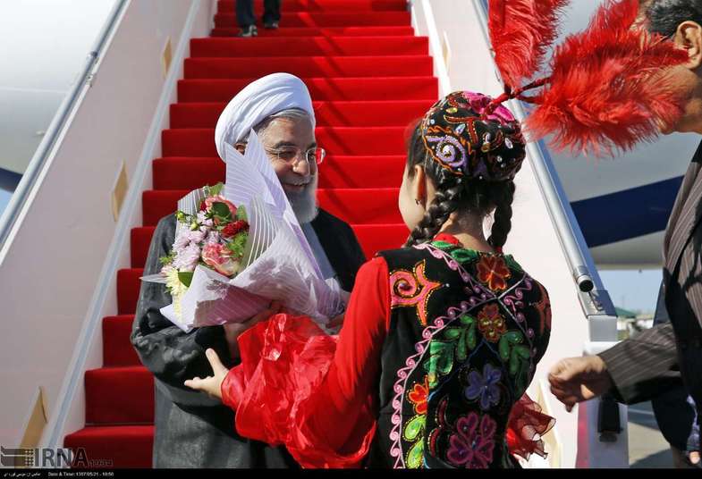 استقبال دختر قزاق از روحانی +عکس