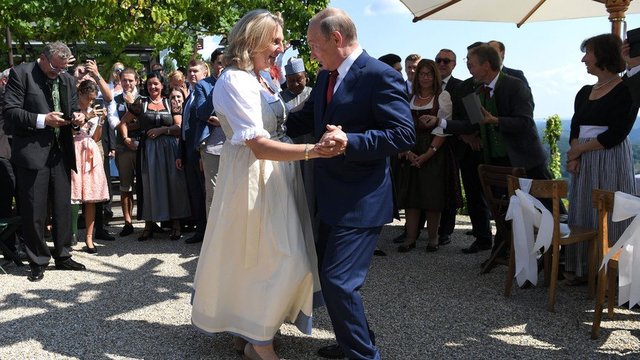 رقص و آواز پوتین در مراسم ازدواج وزیر خارجه اتریش +عکس