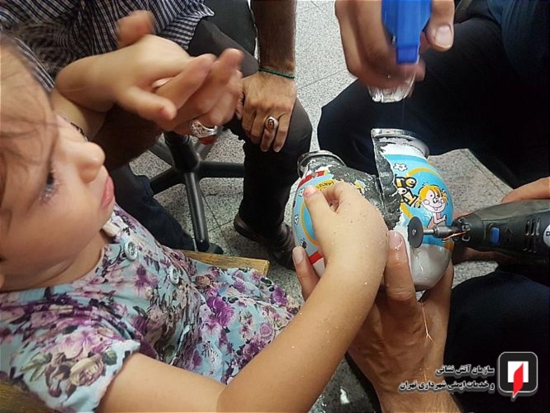گیرکردن دست کودک در سوراخ کتری +عکس