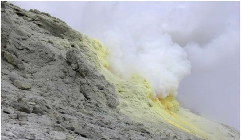 انتشار گاز از دهانه آتشفشان دماوند +تصاویر