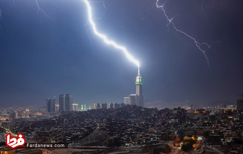 اصابت صاعقه به برج ساعت در مکه +عکس