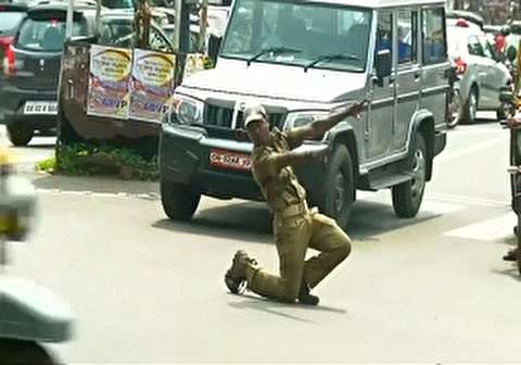 حرکات عجیب یک افسر پلیس برای کنترل ترافیک!