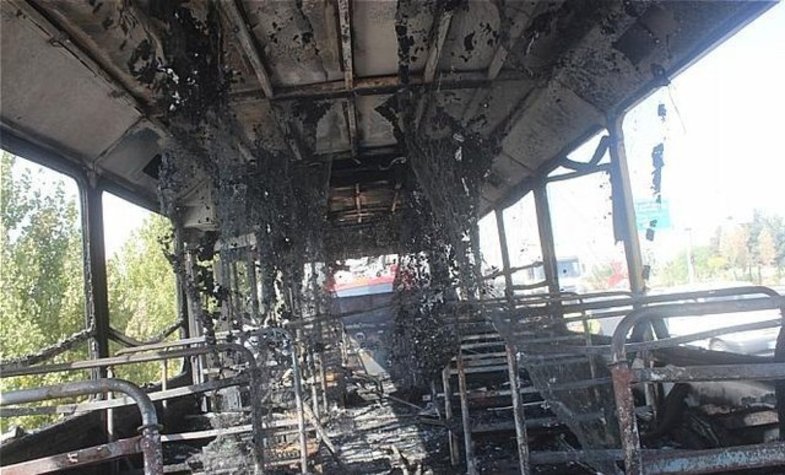 اتوبوس مسافربری در خیابان رجایی آتش گرفت +عکس