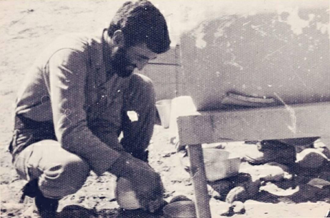 حاج احمد متوسلیان در حال شستن ظروف رزمندگان+عکس