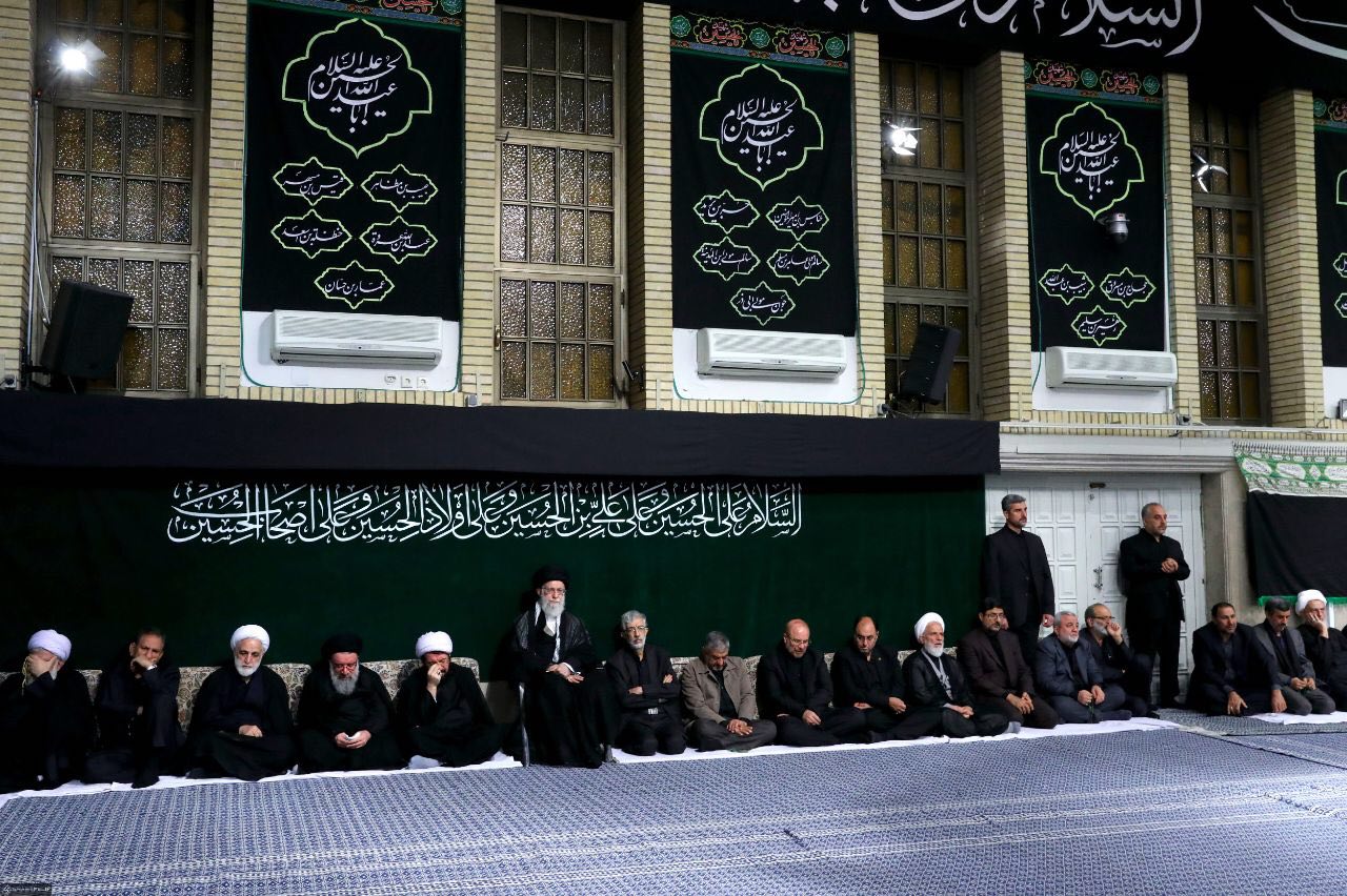 احمدی نژاد در مراسم عزای حسینی به میزبانی رهبر انقلاب + عکس