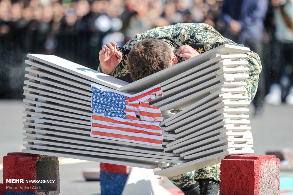 برخورد سرباز تبریزی با پرچم آمریکا +عکس