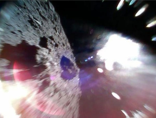 کاوشگر‌های ژاپنی تصاویری از یک سیارک فرستادند+عکس