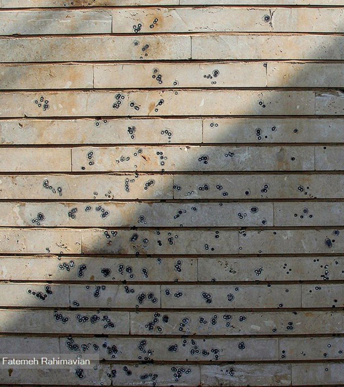 جای رگبار گلوله‌ها روی دیوار یک خانه در اهواز +عکس
