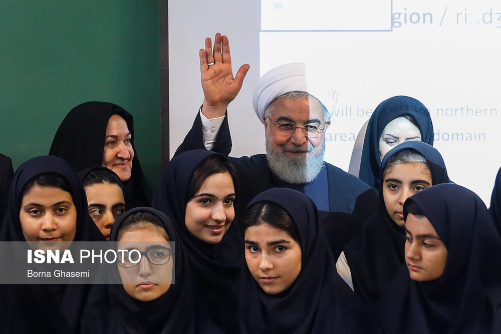 روحانی در جمع دختر مدرسه‌ای‌ها+عکس