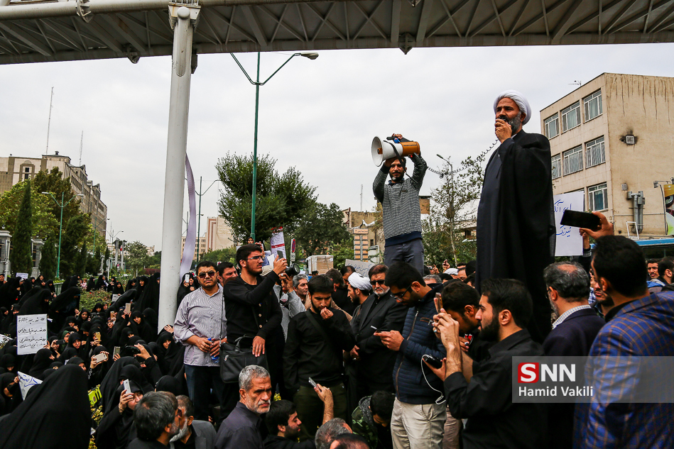 روحانی بلندگو به دست جلوی مجلس+عکس