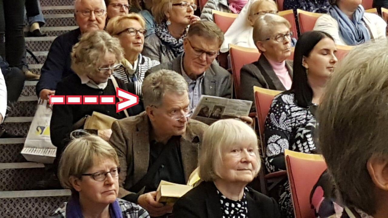 نشستن رئیس جمهور فنلاند روی پله ها+ عکس