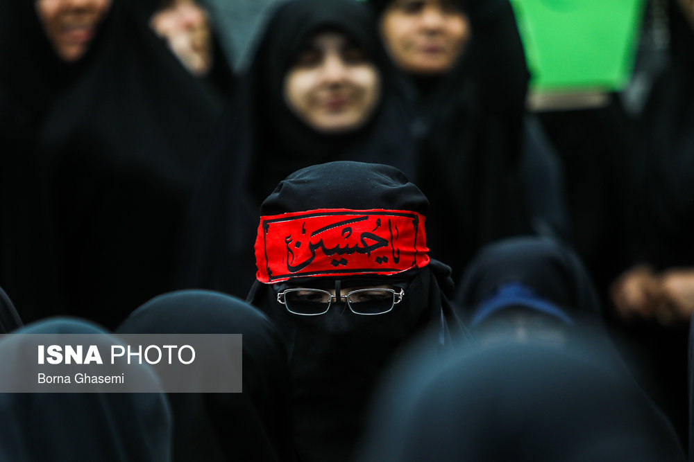 ظاهر متفاوت یک خانم در تجمع جلوی مجلس+عکس