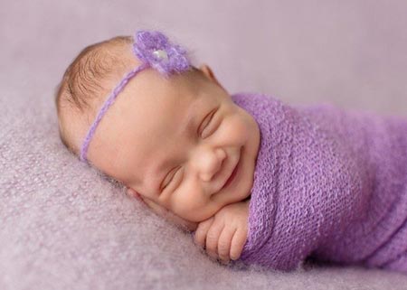 لبخند نوزاد در هر سنی نشانه چیست؟