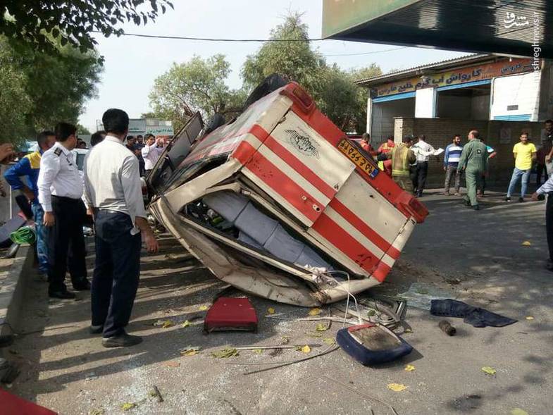 تصاویری از واژگونی یک مینی‌بوس با ۲۵ مسافر در تهران