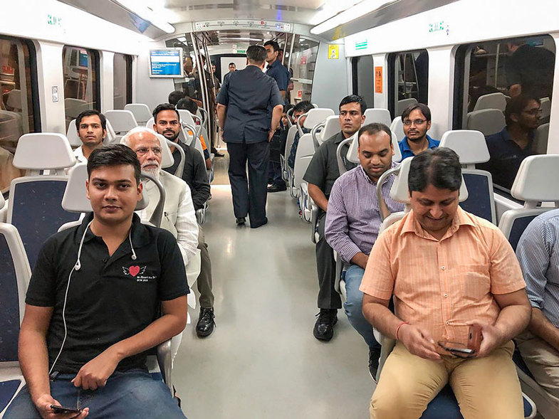سلفی با نخست وزیر معروف در حال مترو سواری