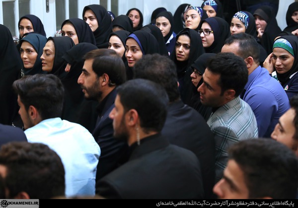 خواهران منصوریان در دیدار مدال آوران با رهبر انقلاب