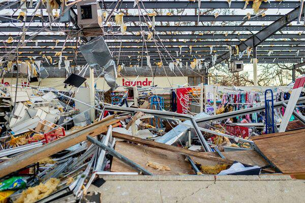 وضعیت عجیب یک فروشگاه پس از طوفان+عکس