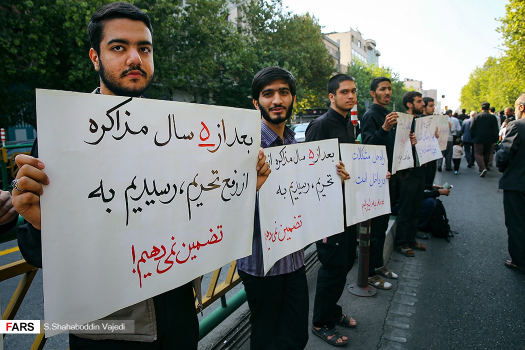 بنرهای چند معترض در حاشیه نمازجمعه تهران+عکس