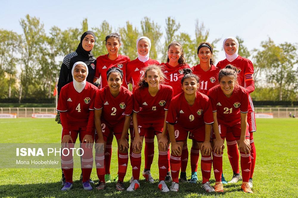 بی حجابی زنان فوتبالیست در ورزشگاه تهران+عکس