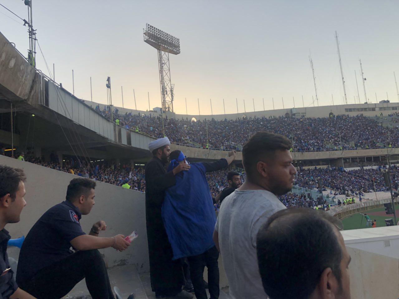 روحانی طرفدار فوتبال در ورزشگاه آزادی +عکس