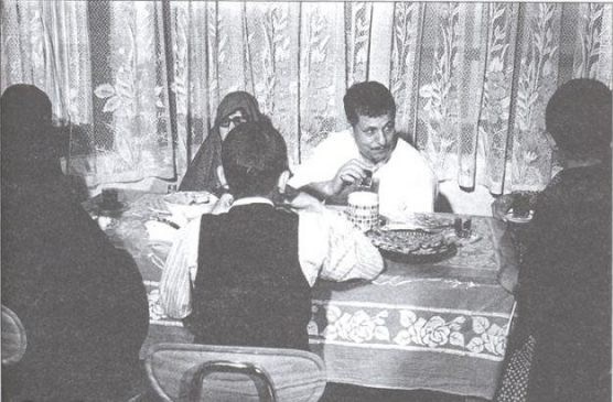 تصویری قدیمی از هاشمی و خانواده سر میز صبحانه +عکس