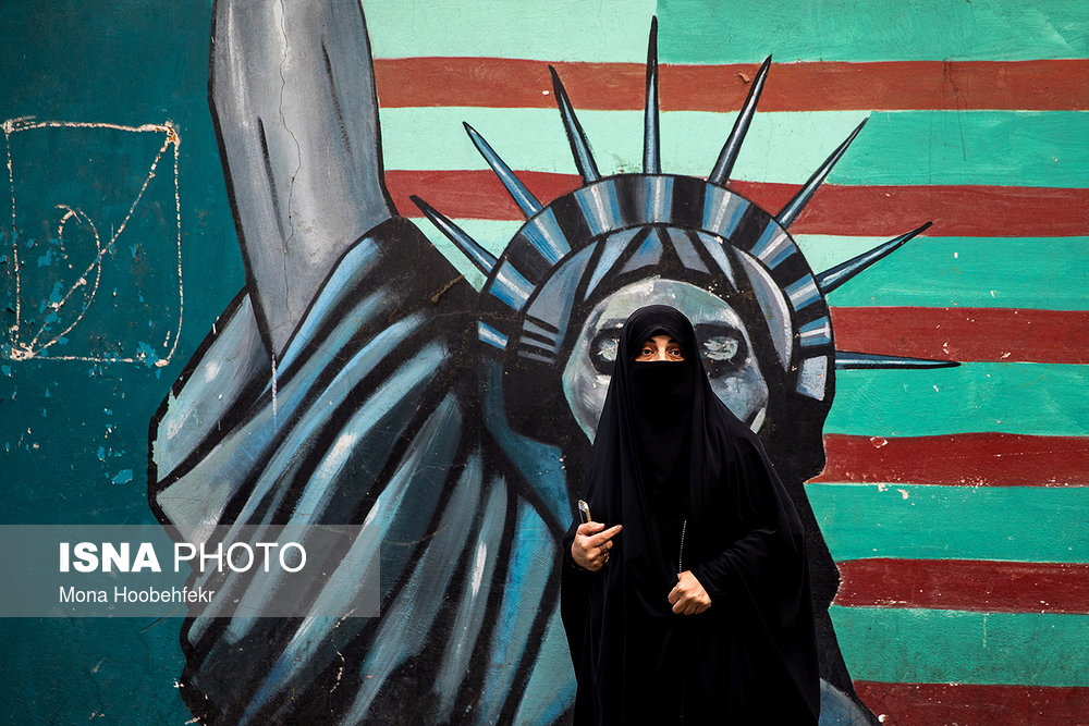 حجاب خاص یک زن جلوی سفارت سابق آمریکا+عکس