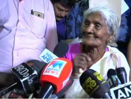 زن ۹۶ ساله هندی آزمون سواد آموزی داد +عکس