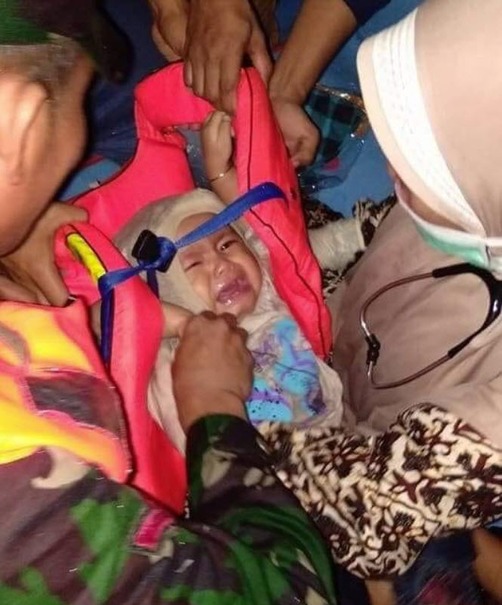 نجات یک نوزاد از سقوط هواپیمای اندونزی واقعیت دارد؟ +تصاویر