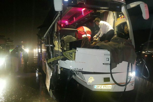 قطع دست مسافر ۲۳ ساله در تصادف اتوبوس با تریلر +عکس