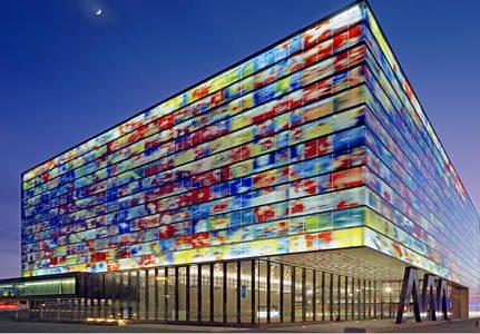 چشم نوازترین ساختمان‌ها با شیشه‌های رنگی در جهان