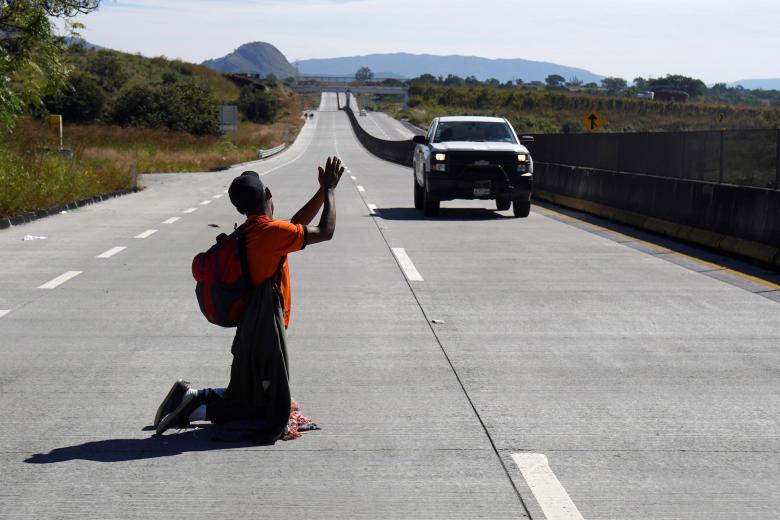 التماس‌های یک مهاجر لاتین برای رسیدن به مرز آمریکا +عکس