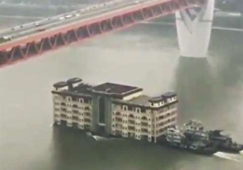 جابجایی ساختمان 5 طبقه‌ی بسیار عریض در رودخانه