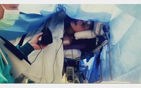آواز خوانی یک دختر هنگام جراحی مغز+عکس