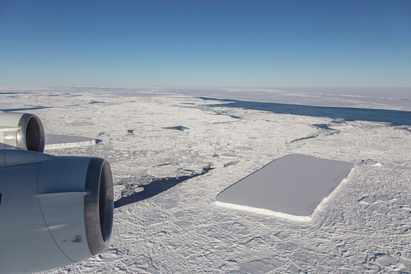 تعجب دانشمندان از توده یخ کاملا مستطیلی شکل در قطب جنوب+عکس