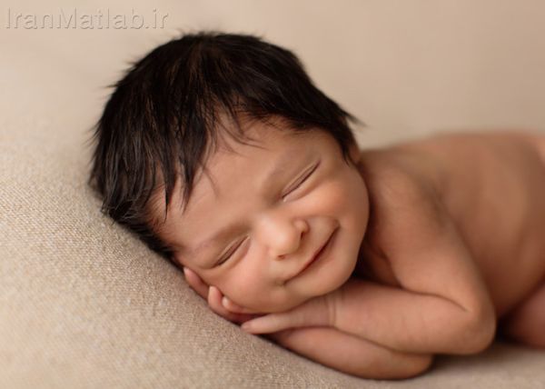 لبخند نوزاد در هر سنی نشانه چیست؟