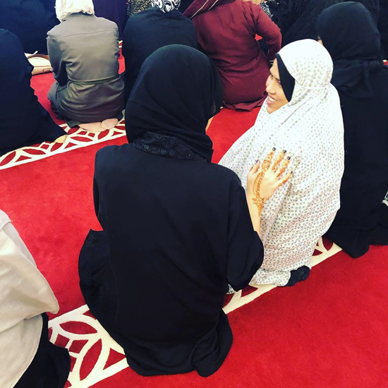 بازیگر زن هالیوودی با حجاب در نماز جماعت+عکس