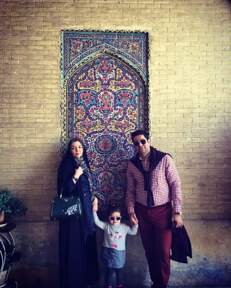 آزاده نامداری به همراه همسر و دخترش در شیراز +عکس