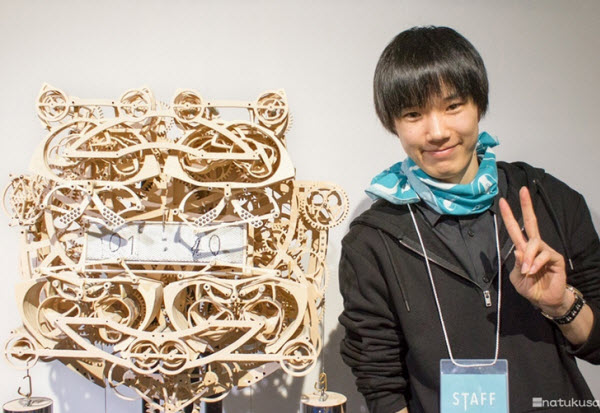 یک دانشجوی ژاپنی، یک ساعت مکانیکی چوبی ساخته است که می‌تواند زمان را بنویسد