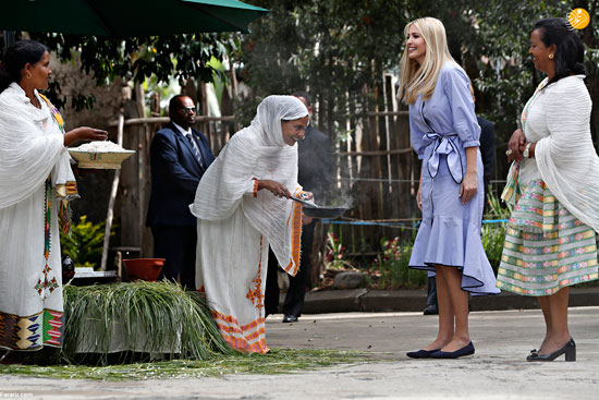 دختر ترامپ پشت دستگاه سنتی پارچه‌بافی