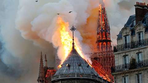 ریزش مناره کلیسای نوتردام بر اثر آتش‌سوزی