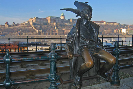 راز پشت مجسمه های بوداپست چیست؟