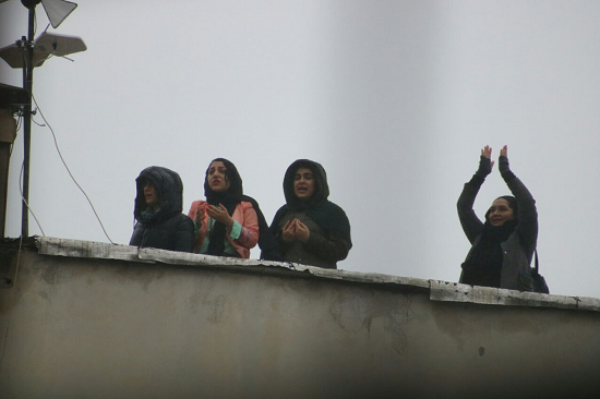 بانوانی که از پشت بام، بُرد نساجی را تماشا کردند +عکس