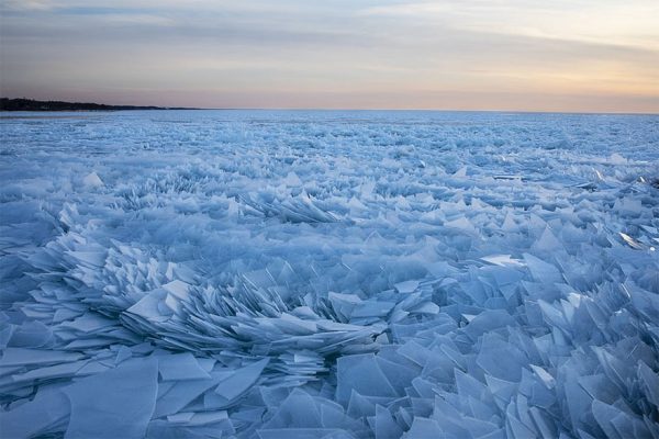 چگونه آب شدن یخ‌های دریاچه میشیگان، این دریاچه را در آغاز بهار تبدیل به یک منظره سوررئال عجیب مناسب عکاسی می‌کند؟!