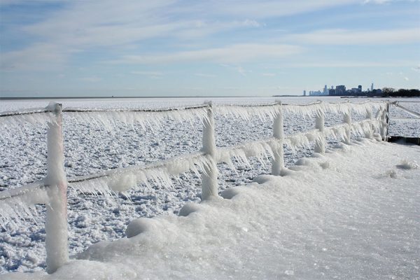 چگونه آب شدن یخ‌های دریاچه میشیگان، این دریاچه را در آغاز بهار تبدیل به یک منظره سوررئال عجیب مناسب عکاسی می‌کند؟!